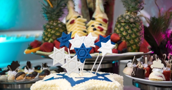 בת מצווה שאין לאף אחת אחרת: 7 רעיונות למסיבה הכי נוצצת בכיתה