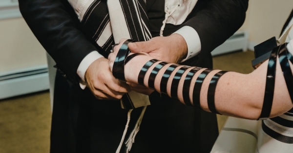 הפקת בר מצווה: המדריך לבחירת תפילין כחלק מארגון האירוע